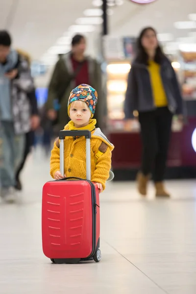 Blondine peuter jongen met familie, reizen met het vliegtuig, hardlopen — Stockfoto