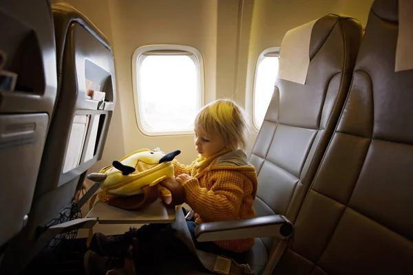 Bionda bambino ragazzo, volare con l'aereo, godendo il volo — Foto Stock