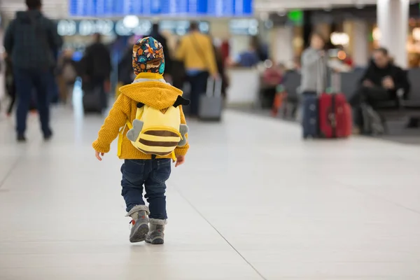 Blondine peuter jongen met familie, reizen met het vliegtuig, hardlopen — Stockfoto