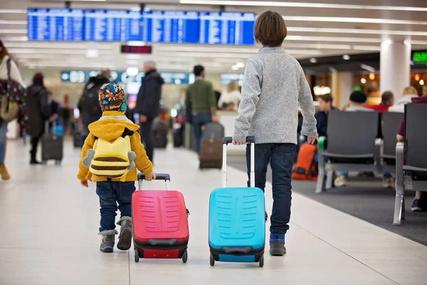 Blonde Kleinkind Junge mit Familie, Reisen mit dem Flugzeug, Laufen — Stockfoto