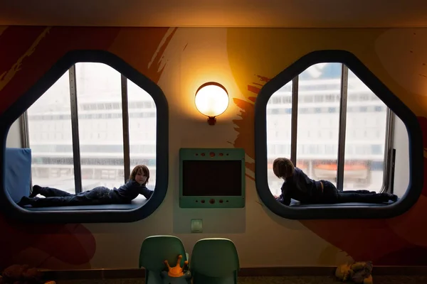 Niños, jugando en un ferry mientras viajan — Foto de Stock