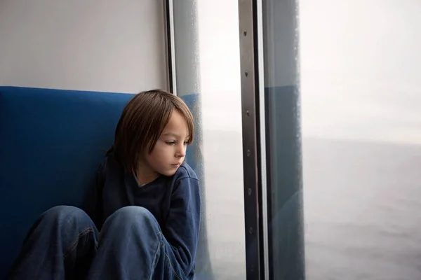 Niños, jugando en un ferry mientras viajan —  Fotos de Stock