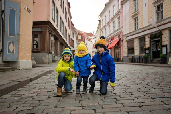 Tallinn, Estonya kış mevsiminde, çocuklar yürüyor — Stok fotoğraf