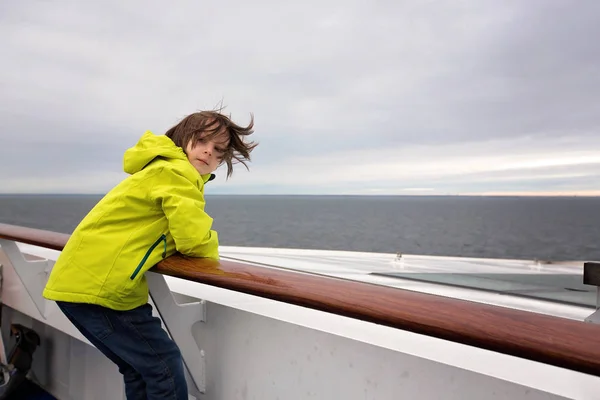 Crianças, brincando em um barco de balsa enquanto viajam — Fotografia de Stock