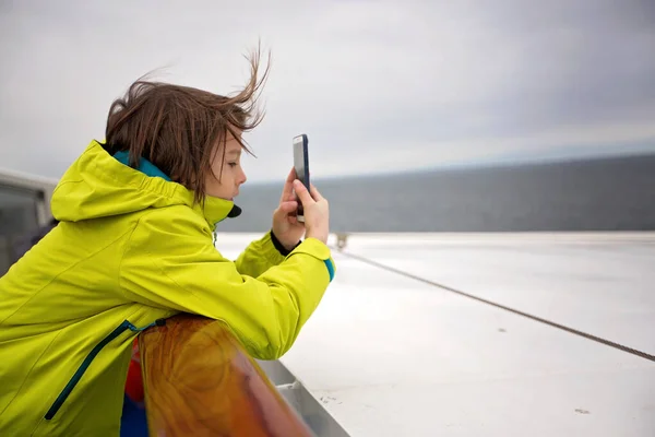 Crianças, brincando em um barco de balsa enquanto viajam — Fotografia de Stock