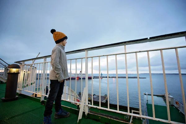 Crianças, brincando em um barco de balsa enquanto viajam — Fotografia de Stock