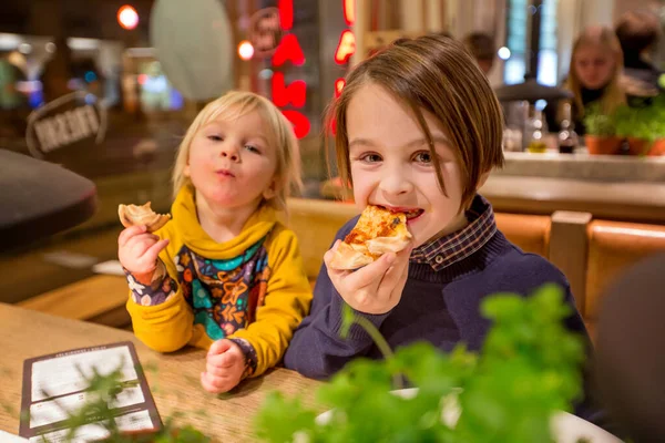 Glückliche europäische Kinder, Pizza essen im Restaurant — Stockfoto