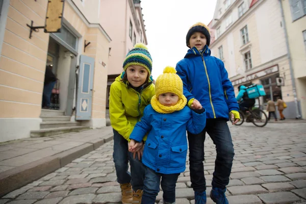 Таллин, Эстония в зимний сезон, детская ходьба — стоковое фото