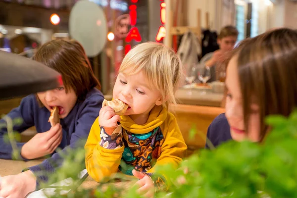Glückliche europäische Kinder, Pizza essen im Restaurant — Stockfoto