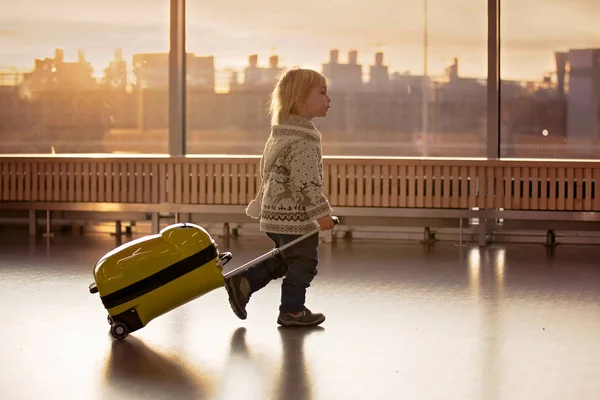Blondine peuter jongen met familie, reizen met het vliegtuig, hardlopen — Stockfoto