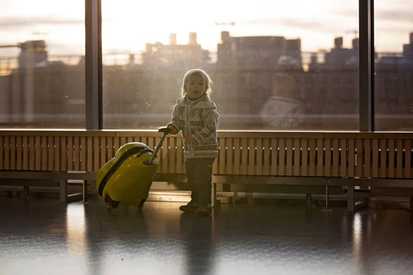Rubia niño con la familia, viajando con el avión, corriendo — Foto de Stock
