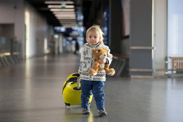 Blondine peuter jongen met familie, reizen met het vliegtuig, hardlopen — Stockfoto