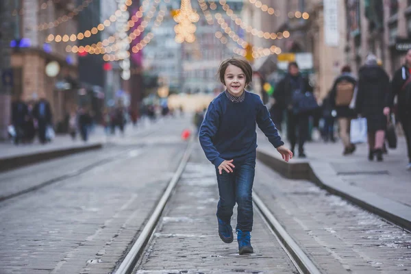 Tatlı okul çocuğu, Helsinky 'de bir sokakta yürüyor. — Stok fotoğraf