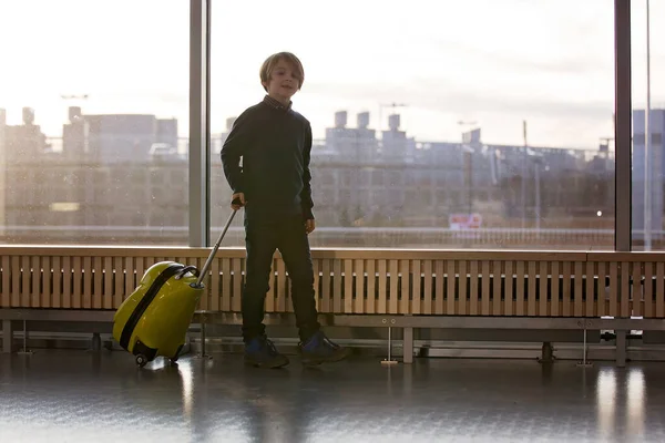 Rubia niño con la familia, viajando con el avión, corriendo — Foto de Stock