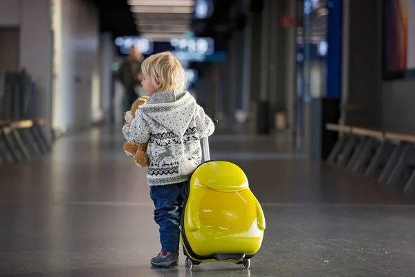 Blonde Kleinkind Junge mit Familie, Reisen mit dem Flugzeug, Laufen — Stockfoto