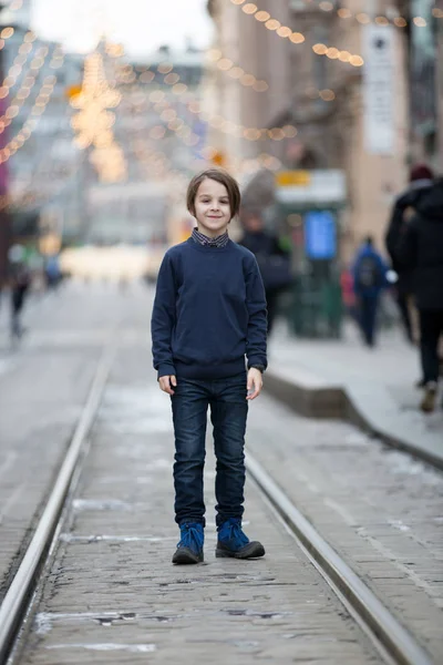 Tatlı okul çocuğu, Helsinky 'de bir sokakta yürüyor. — Stok fotoğraf