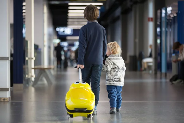 Blondi lapsi poika perheen kanssa, matkustaa lentokoneella, käynnissä — kuvapankkivalokuva