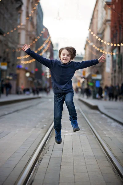 Doce criança da escola, andando em uma rua em Helsinky — Fotografia de Stock