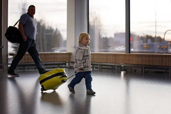 Блондинка малюк хлопчик з сім'єю, подорожує з літаком, біжить — стокове фото