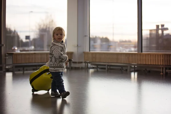 Rubia niño con la familia, viajando con el avión, corriendo — Foto de Stock