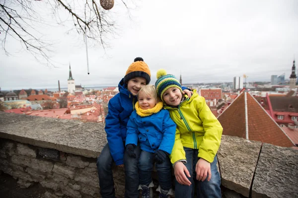 Tallinn, Estonia durante la stagione invernale, bambini a piedi — Foto Stock
