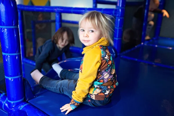 Niños, jugando en un ferry mientras viajan — Foto de Stock