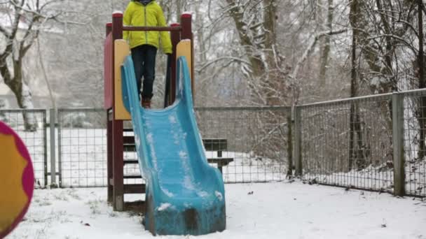 Lief Peuter Jongen Spelen Met Sneeuw Speelplaats Kind Spelen Met — Stockvideo