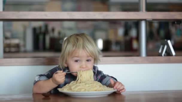 甘い小さなブロンドの子供 家庭でスパゲティを食べる — ストック動画