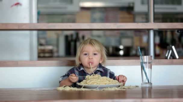 Lieve Kleine Blonde Kind Jongen Eten Spaghetti Thuis — Stockvideo