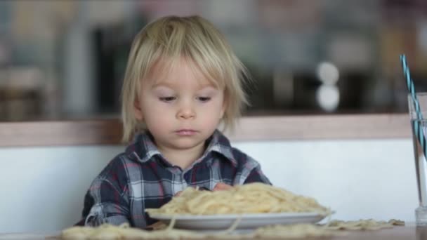 Süßes Kleines Blondes Kind Junge Hause Spaghetti Essen — Stockvideo