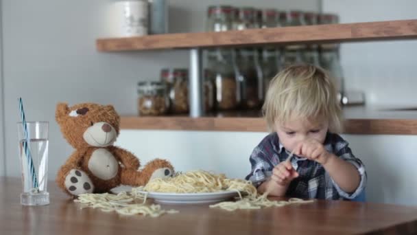 Lieve Kleine Blonde Kind Jongen Eten Spaghetti Thuis — Stockvideo