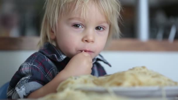 Süßes Kleines Blondes Kind Junge Hause Spaghetti Essen — Stockvideo