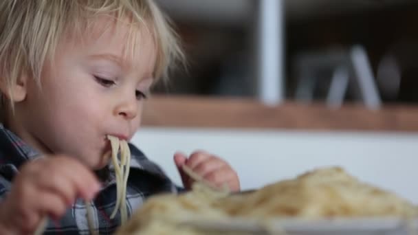 Милая Маленькая Блондинка Мальчик Ест Спагетти Дома — стоковое видео