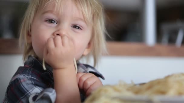 Söta Lilla Blonda Barn Pojke Äta Spaghetti Hemma — Stockvideo