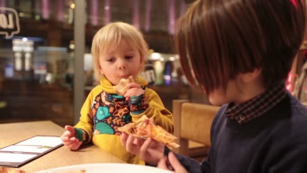 Szczęśliwe Europejskie Dzieci Jedzenie Pizzy Restauracji Czas Wieczorny — Wideo stockowe