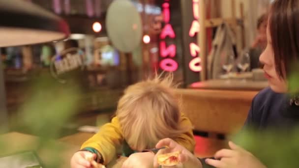 幸せなヨーロッパの子供たち レストランでピザを食べる 夜の時間 — ストック動画