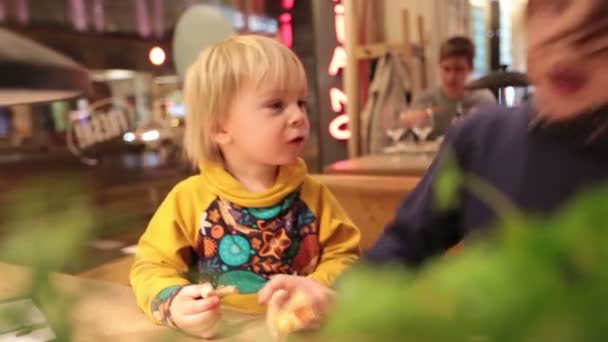 Crianças Europeias Felizes Comer Pizza Restaurante Noite — Vídeo de Stock