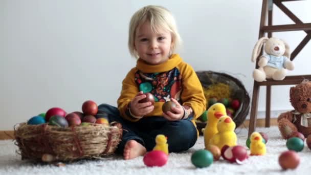 Małe Dziecko Blondyn Bawiący Się Jajkami Wielkanocnymi Dzieci Bawią Się — Wideo stockowe