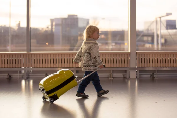 Blonde Kleinkind Junge mit Familie, Reisen mit dem Flugzeug, Laufen — Stockfoto