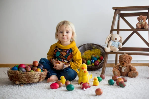 Toddler child, blonde boy playing with Easter eggs. Children pla — Stok fotoğraf