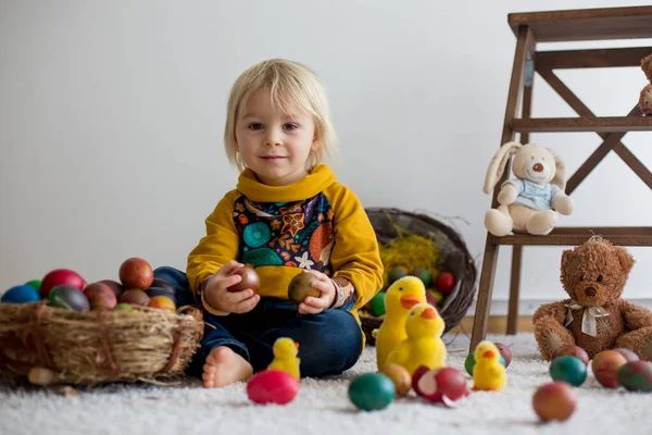 Toddler child, blonde boy playing with Easter eggs. Children pla — Stockfoto