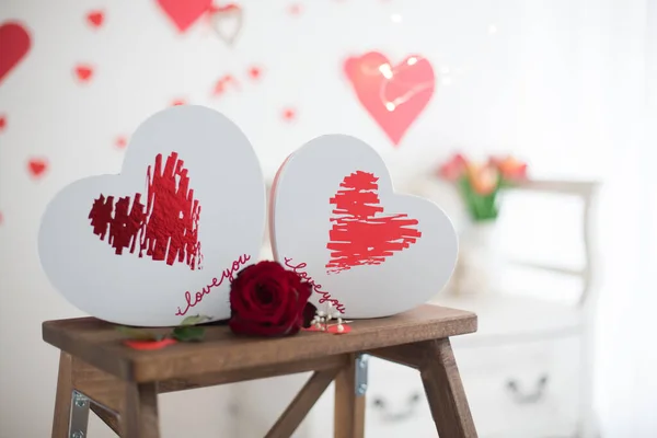 Caixa em forma de coração, flores, rosas vermelhas e corações de papel vermelho — Fotografia de Stock