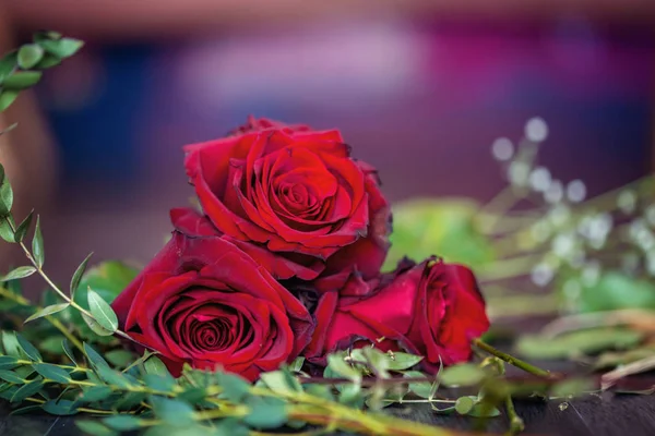Mooie peuter jongen, met rode rozen voor moederdag — Stockfoto