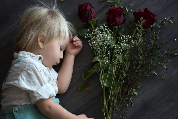 Beau petit garçon, tenant des roses rouges pour la fête des mères — Photo