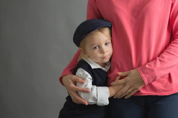 Сумна дитина, хлопчик, обіймає матір вдома, ізольоване уявлення — стокове фото
