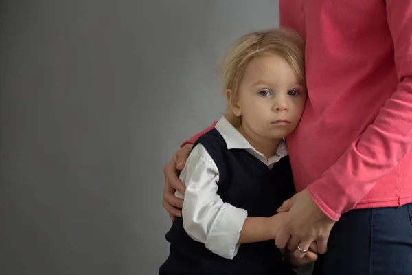 Bambino triste, ragazzo, abbracciare la madre a casa, imag isolato — Foto Stock