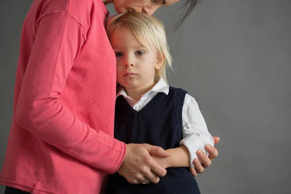 Beetje verdrietig kind, jongen, zijn moeder thuis, knuffelen geïsoleerd imag — Stockfoto