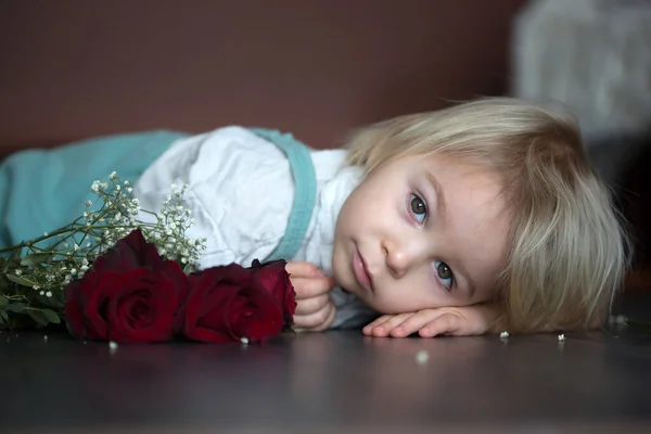 Beau Petit Garçon Tenant Des Roses Rouges Comme Cadeau Pour — Photo