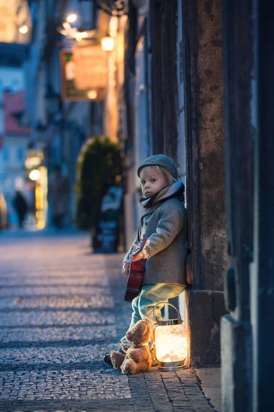 Солодкий Хлопчик Малюк Грає Гітарі Вночі Місті Плюшевим Ведмедем Іграшкові — стокове фото