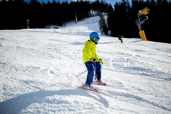 Kind Skiën Winter Skigebied Een Zonnige Dag Genieten Van Het — Stockfoto